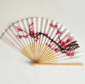 Éventail japonais en satin blanc à motif floral, cadre en bambou, art populaire sculpté, souvenirs de mariage - Product Image 2