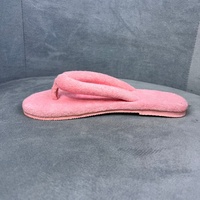 Tongs moelleuses pour femmes avec dessus en tissu éponge doux, semelle texturée antidérapante pour un port confortable et décontracté à la maison