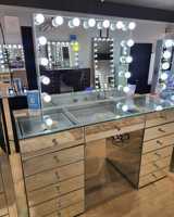 Salon moderne station de maquillage éclairée commode de chambre à coucher d'angle coiffeuse avec dessus en verre table miroir de toilette