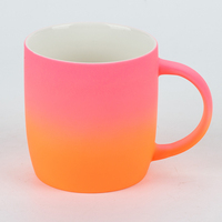Nouvelle tasse enduite de caoutchouc de toucher doux de souvenir de diverses couleurs de porcelaine d'os