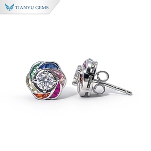 ต่างหูเพชรโมอิสซาไนต์ทรงกลมสีรุ้ง ทองคำขาว 14K แบบสั่งทำพิเศษจาก Tianyu Gems ตัวเรือนแบบ Bezel Setting สำหรับผู้หญิง สวมใส่ได้ทุกวัน - Product Image 2