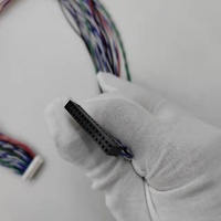 Faisceau de câbles avec connecteurs blancs et noirs et fils multicolores pour l'assemblage de faisceaux de câbles de liaison pour appareils électroniques