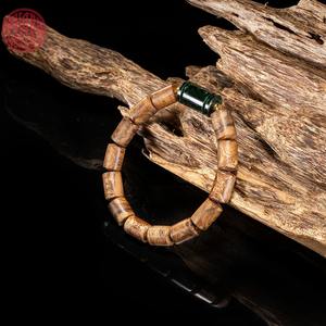 Bracelet en bois d'agar naturel de 8 mm pour hommes, perles en forme de baril mélangées à un charme en jade, bijoux parfumés - Product Image 2