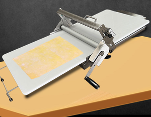 Laminoir à pâte <span class=keywords><strong>manuel</strong></span> pour boulangerie, dérouleur de pâte à pâtisserie à commande manuelle - Product Image 3