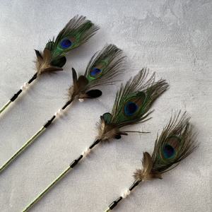 Brinquedo para Gato com Plumas de Pavão Ecológico - Resistente a Mordidas, com Sino, Brinquedos Não Tóxicos para Gatos - Product Image 3