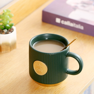 แก้วกาแฟเซรามิกสีเขียวลายทางฐานสีทองสำหรับใช้ในชีวิตประจำวันจากร้านเซรามิก - Product Image 3