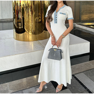 Elegante Abito Lungo in Maglia con Scollo a V e Inserti in Denim, Vestito da Ufficio con Tasche, Abito Aderente alla Moda con Maniche Corte e Bottoni - Product Image 3