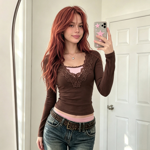 Blusa de encaje sintético con patchwork rosa y marrón, de corte ajustado, estilo europeo-americano, minimalista, versátil para el día a día, favorecedora y ideal para combinar en capas. - Product Image 1