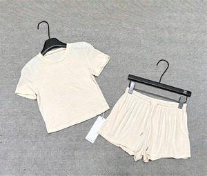 Conjunto de Dos Piezas Personalizado con Logotipo para Mujer, Camiseta Corta de Cuello Redondo y Manga Corta, Pantalones Cortos con Cordón, Múltiples Colores, Ropa Informal de Seda - Product Image 3