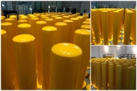 Borne de sécurité KAVASS robuste à dôme, montée en surface, en acier thermolaqué jaune, avec base carrée pour trafic commercial