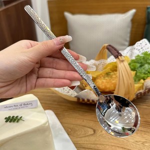 ช้อนสแตนเลสทรงกลมหัวตอกลายทองทันสมัย ด้ามยาว สไตล์เกาหลี สำหรับร้านอาหารและใช้ในบ้าน - Product Image 4