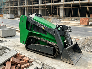 Mini-chargeuse compacte sur chenilles Cougars CG1050 de 450 kg pour l'aménagement paysager - Product Image 6