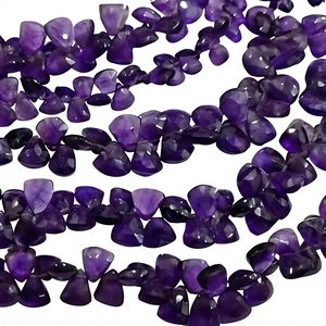 Cuentas de Amatista Natural en Forma de Trillón, Facetadas, Tipo Briolette, de 10-15 mm, Vendidas por Hilo de 8 Pulgadas de Largo - Product Image 1