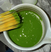 Poudre de thé vert Matcha au chocolat noir biologique de qualité cérémoniale, disponible en vrac (boîte ou sachet) ou en tasses pour la vente en gros