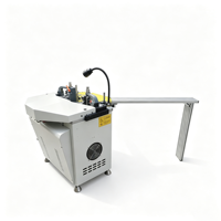 Machine de sertissage d'angle de précision pour outils, avec réglage manuel par volant, pour la fabrication de fenêtres et de portes en profilés aluminium