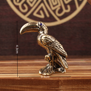 Figurine de toucan en laiton massif, décoration vintage pour bureau, petit objet en cuivre - Product Image 4