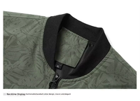 Blouson bomber en toile tendance pour homme avec poches zippées, poignets côtelés, respirant et coupe-vent, idéal pour le streetwear décontracté et la mode jeune.