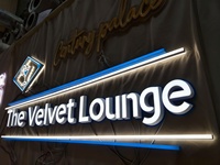 Letrero Comercial Exterior Personalizable, Iluminado, con Letras de Canal LED Frontales Blancas, Logotipo