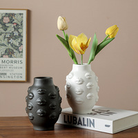Vase en céramique européen, entièrement fait main, design floral minimaliste moderne, lèvres humaines, décoration intérieure pour salons, hôtels, entreprises