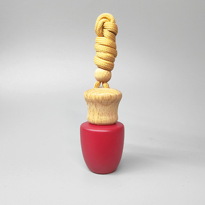 Venta al por mayor de lujo de aire fragancia Mini colgante coche difusor botella-diseño de color personalizado, botella de perfume de aceite esencial recargable - Product Image 1