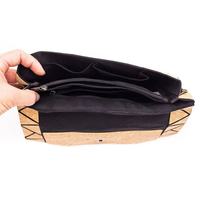 Tas Selempang Unik dari Bahan Gabus dengan Desain Ramah Lingkungan