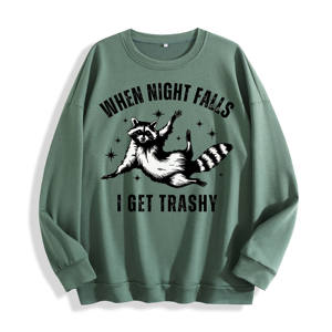 When Night Falls I Get Trashy Raccoon Graphic Sudadera de cuello redondo, Almacén de EE. UU., 6 colores - Product Image 4