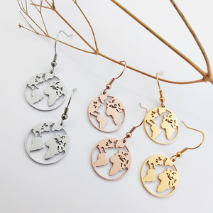 Boucles <span class=keywords><strong>d</strong></span>'oreilles pendantes tendance <span class=keywords><strong>globe</strong></span> terrestre ajouré - Accessoire de mode Wanderlust en acier inoxydable plaqué or - Product Image 2