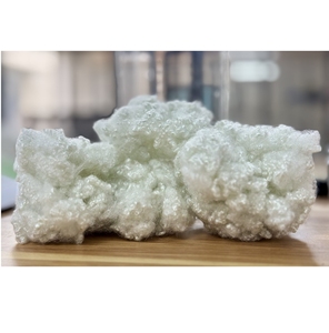 Fibra Discontinua de Poliéster Virgen 100% HCS 15D de 64mm, Estilo Hueco Conjugado, Siliconizada, para Hilado y Material de Relleno - Product Image 1