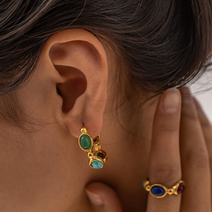 Pendientes Huggie de Aleación de Zinc con Piedra Natural, Engaste de Bisel Geométrico en Forma de C, Joyería de Lujo Ligero con Baño de Oro de 18K - Product Image 2