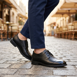 <span class=keywords><strong>Eleganti</strong></span> scarpe da <span class=keywords><strong>uomo</strong></span> <span class=keywords><strong>stringate</strong></span> in pelle nera a quadri con decorazioni in rilievo, ideali per riunioni d'ufficio ed eventi formali. - Product Image 1