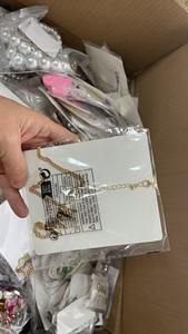 أقراط طويلة أنيقة للنساء بسعر المصنع المنخفض، تشكيلة متنوعة بالجملة - Product Image 5