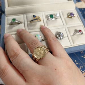Colección Herencia: Anillo de Moneda Antigua de Oro Sólido de 18K, Anillo Sello de Diamantes Atenea, Joya con Estética '<span class=keywords><strong>Old</strong></span> Money', Serie Archivo de Subastas - Product Image 6