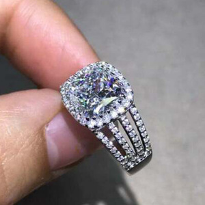 Elegante Anello da Donna con Micro-Pavé di Zirconia Cubica e Diamanti Simulati, Fascia alla Moda con Gemma Taglio Quadrato - Product Image 3