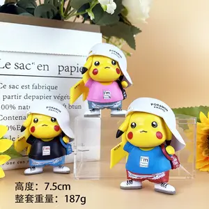 Grosir Pikachu indah dengan tas sekolah dan topi angka untuk ornamen Desktop mesin derek Pockmon Anime periferal mainan