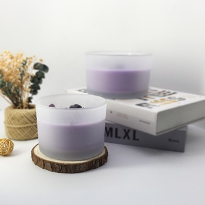 Bougie parfumée 2026 A12M <span class=keywords><strong>Lavande</strong></span> 15oz, conçue en usine, dans un bocal en verre blanc mat avec décor floral pour la décoration de la maison et des fêtes - Product Image 3