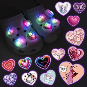 Nuevos dijes de zapatos LED luminosos con forma de corazón, impresos con UV de alta calidad, coloridos y kawaii, para zuecos, venta al por mayor, regalos de San Valentín - Product Image 1