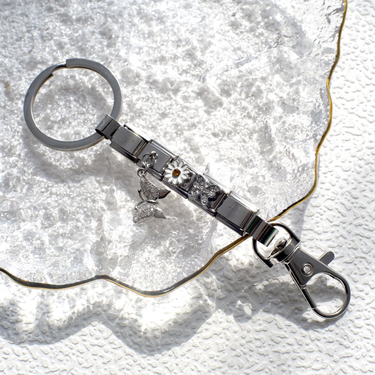 ผีเสื้อเล่นดอกไม้