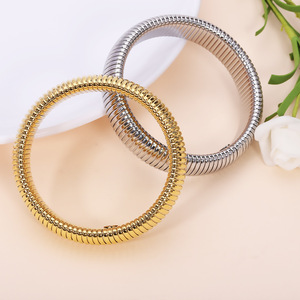Bracelet minimaliste unisexe élastique et ajustable |   Acier inoxydable plaqué or 18 carats PVD multi-tailles, étanche, hypoallergénique et durable - Product Image 3