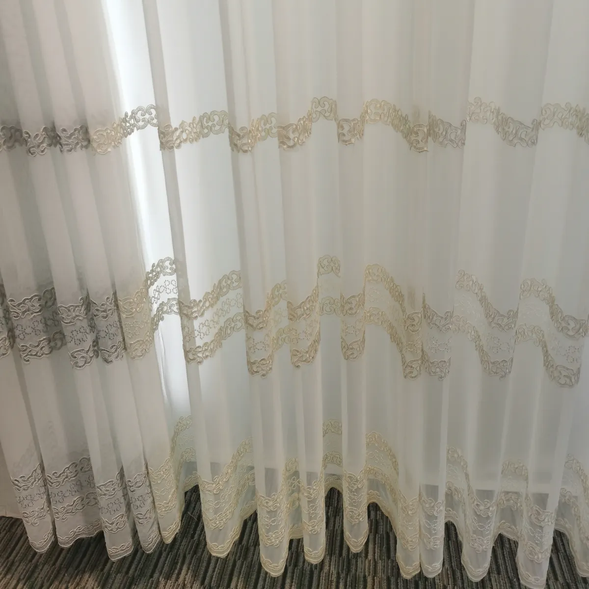 Çiçek tasarım tül perde kumaşı karartma Modern perde lüks % 100% Polyester şeffaf 2 düz pencere işlemeli Grommet şam