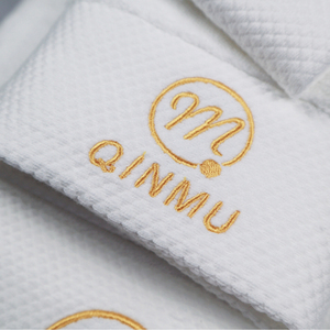 Toallas de Hotel de Lujo Qinmu, Alta Calidad, 5 Estrellas, 100% Algodón Blanco, Bordadas, Color Sólido, Antimicrobianas, Logotipo Personalizado - Product Image 4