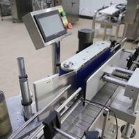 Machine d'étiquetage automatique de bouteilles rondes par enroulement |   Etiqueteuse rotative pour jus de fruits