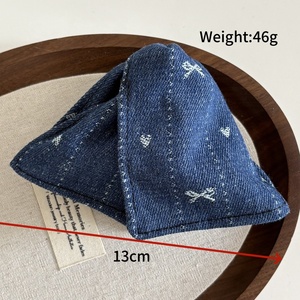 Pince à cheveux vintage en tissu brodé style western, motif triangle et requin - Product Image 3