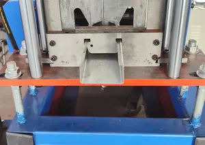Cadre en acier de canal d'entretoise de bâtiment entièrement automatique faisant la machine petit pain de Purlin en forme de C formant la machine
