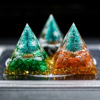 Ornement artisanal de Noël en résine cristalline en forme de pyramide, emballage en boîte en papier - Fabricant en gros