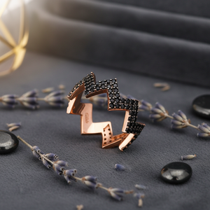 Anillo de Plata de Ley 925 con Baño de Rodio Moderno en Zigzag para Mujer, Diseño Elegante Hecho a Mano al por Mayor, Anillos con Racimo de Piedras de Circonita Negra - Product Image 3