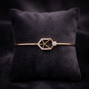 Kada de Diamantes Premium para Mujer con Brazalete de Oro de 18 Quilates con Elegante Arte en Oro y Detalles de Diamantes Radiantes, Atemporal - Product Image 2