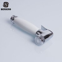 OEM/ODM Tête de pulvérisateur de bidet portable en plastique ABS personnalisable Bidet portable de voyage facile pour accessoires de salle de bain toilettes