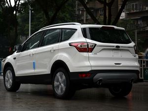 La <span class=keywords><strong>Ford</strong></span> <span class=keywords><strong>Kuga</strong></span> <span class=keywords><strong>EcoBoost</strong></span> 180 Platinum Edition 2018 est un SUV compact. - Product Image 6