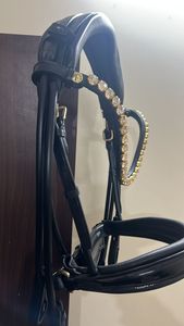 Brida de cuero negro premium para caballo con ceñuela sin bocado ajustable y accesorios para caballo - Product Image 4