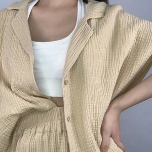 ชุดเซ็ตสองชิ้น เสื้อเปิดไหล่สีพื้นแฟชั่นใหม่สำหรับผู้หญิง OEM พร้อมกางเกงขาสั้นหลวมสบายๆ สไตล์ลำลอง - Product Image 5